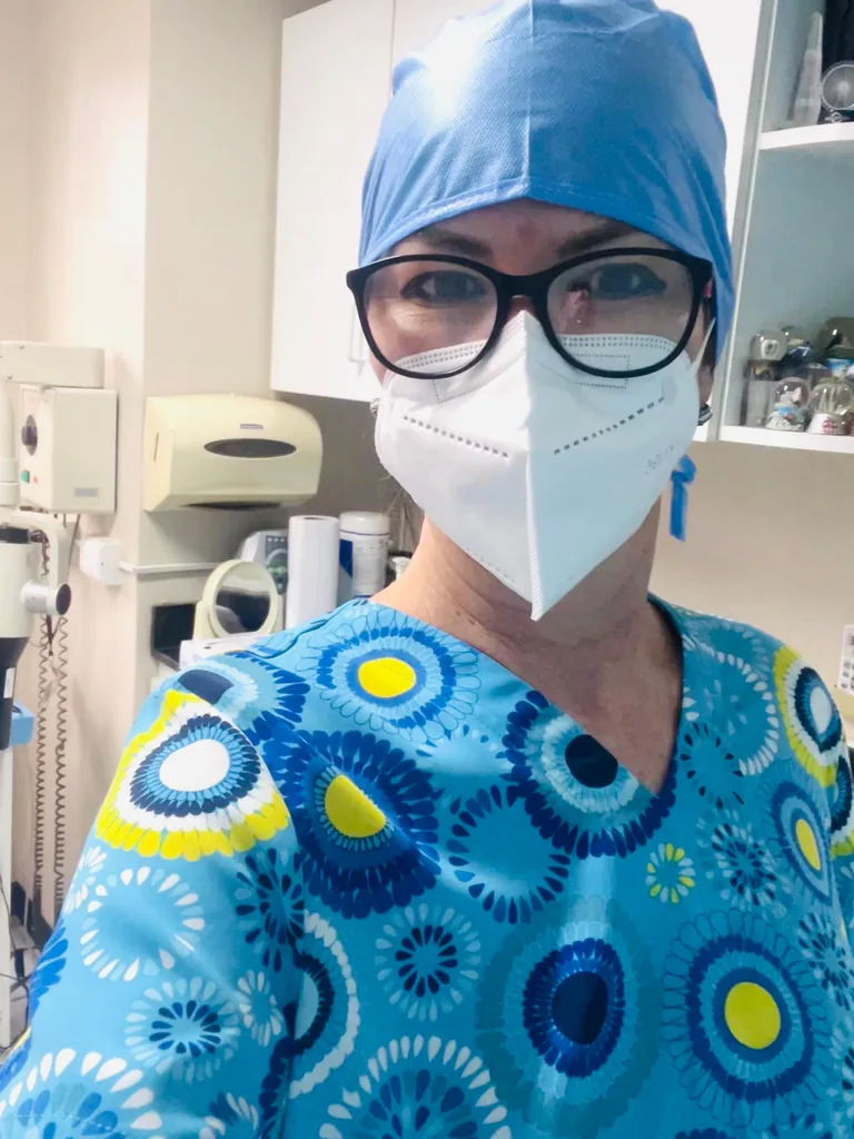 La Dra. Ivannia Elizondo en su consultorio, con gorro y mascarilla